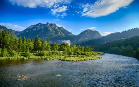 Malowniczy Dunajec w Pieninach. Idealne miejsce, gdzie na wakacje w Polsce, wśród zieleni i gór.