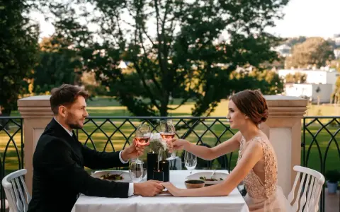 Elegancka kolacja we dwoje na tarasie z widokiem na zieleń. Idealne gdynia atrakcje dla par na romantyczny wieczór.