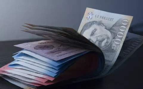 Stos banknotów, w tym 20 000 forintów, sugeruje, że budapeszt jaka waluta to forint węgierski.