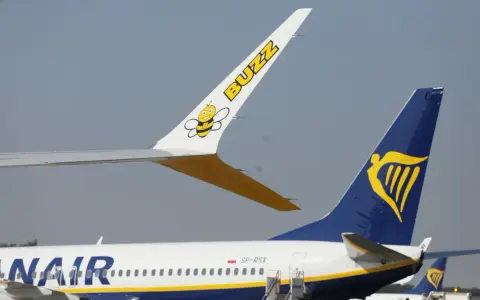 Samolot Buzz z pszczółką i samolot Ryanair. Lot rejsowy a czarterowy - oba lecą.