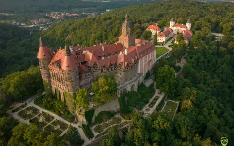 Zamek Książ z lotu ptaka, otoczony lasem. Warto zaplanować cały dzień, by w pełni docenić jego piękno.