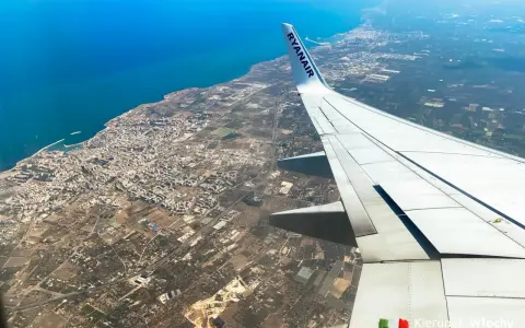 Widok z samolotu Ryanair na wybrzeże i miasto, zbliżamy się do lotniska w Bari.