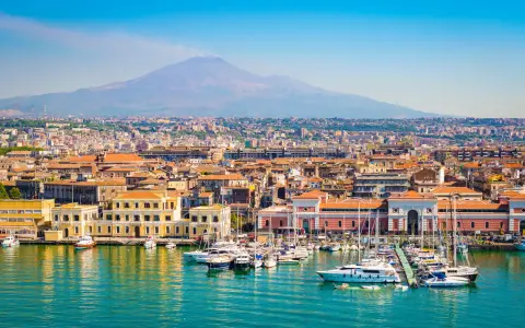 Majowa pogoda na Sycylii zachwyca! Widok na port z jachtami i wulkan Etna w tle.
