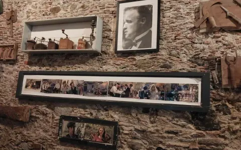 Pamiątki z miejsc, gdzie kręcono Ojca Chrzestnego: portret Marlona Brando, kolaż scen z filmu i stare młynki do kawy.