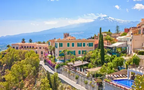 Widok na Sycylię z Etna w tle. Urokliwe miasteczko z hotelami, basenem i bujną zielenią. Idealne miejsce, gdzie na Sycylię.