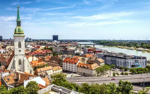 Widok na Bratysławę: wieża katedry, rzeka Dunaj i dachy Starego Miasta.