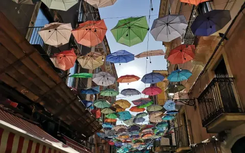 Kolorowe parasole nad ulicą w Katanii tworzą magiczną atmosferę. Czy warto tu przyjechać? Zdecydowanie tak!