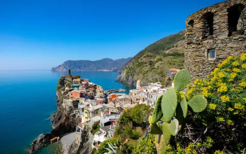 Kolorowe domy Cinque Terre na klifie, idealne miejsce na zwiedzanie. Widok na morze i góry.