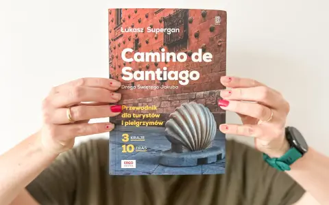 Okładka książki "Camino de Santiago" z symbolem muszli i informacją o 3 krajach i 10 trasach.