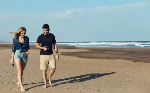 Para spacerem po plaży, zastanawiają się, ile km plażą z Łeby na wydmy.