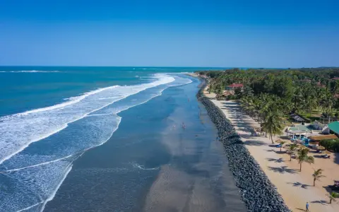 Piękna plaża w Gambii, idealna na wakacje. Kiedy jechać? Najlepiej w porze suchej, od listopada do maja, by cieszyć się słońcem i ciepłym oceanem.