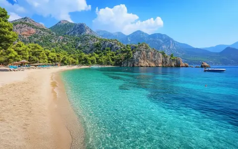 Piękna plaża z turkusową wodą i górami w tle. Zastanawiasz się, ile leci się do Turcji, by poczuć taki spokój?