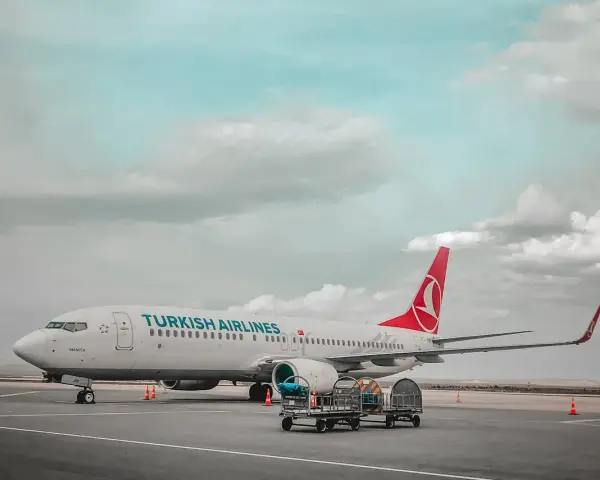 Samolot Turkish Airlines na płycie lotniska, gotowy do odprawy. Lot czarterowy wkrótce się rozpocznie.