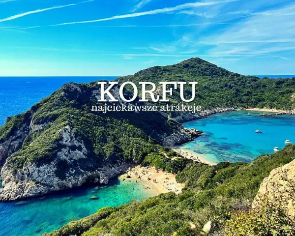 Widok na zatokę z turkusową wodą i plażą. Czy Korfu warto odwiedzić? Tak, dla takich krajobrazów!