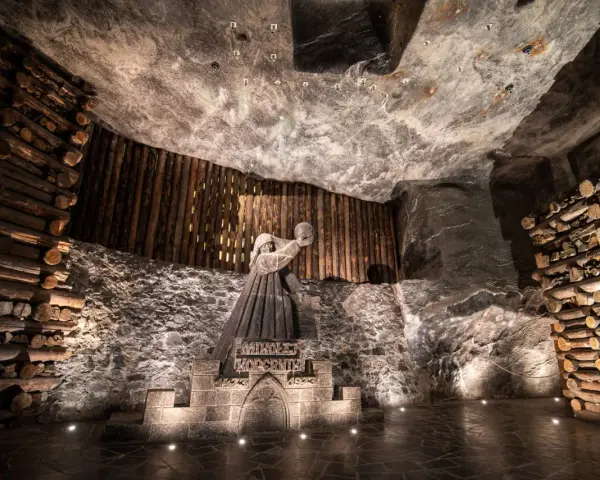 W kopalni w Wieliczce wydobywa się sól, co upamiętnia rzeźba Mikołaja Kopernika.