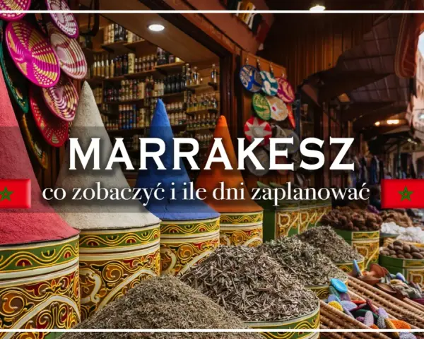Kolorowe stożki przypraw i kosze z rękodziełem na targu w Marrakeszu. Co zobaczyć i ile dni zaplanować w tym magicznym mieście.