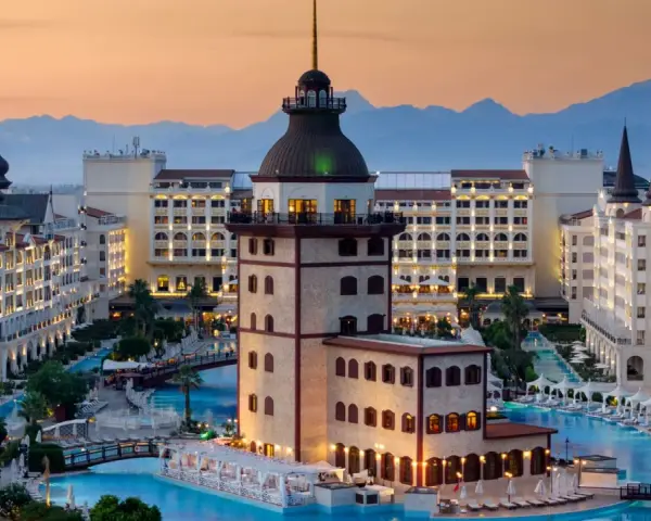 Luksusowy hotel z basenami i wieżą, gdzie all inclusive ultra to znaczy pełen relaks i wygoda.