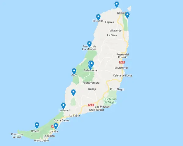 Mapa Fuerteventury z zaznaczonymi punktami turystycznymi i nazwami miejscowości.