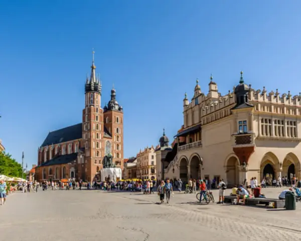 Spacer po Rynku Głównym w Krakowie, z Bazyliką Mariacką i Sukiennicami. Idealne miejsce na weekend w Krakowie.