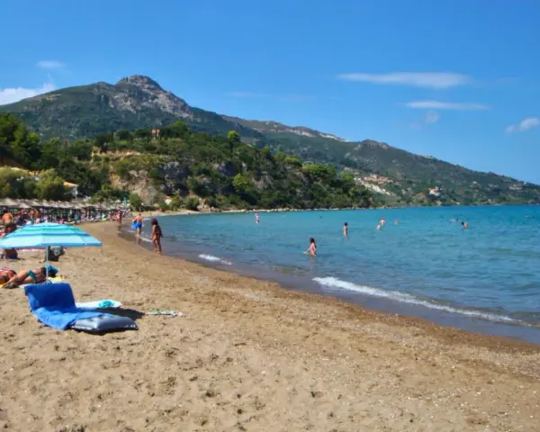 Idealna zakynthos pogoda sierpień: słońce, plaża, morze i ludzie kąpiący się w wodzie.