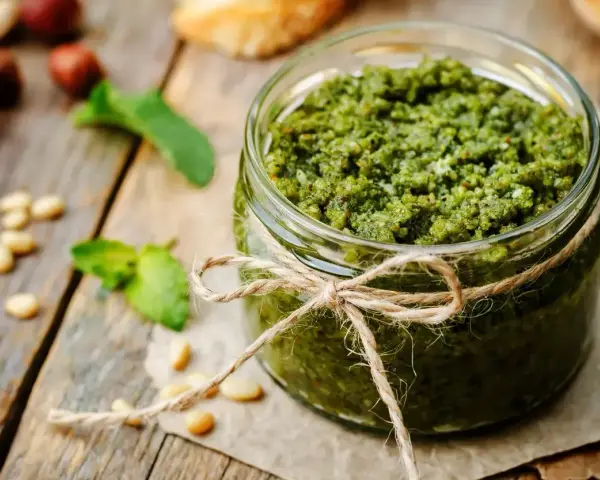 Słoik domowego pesto bazyliowego, idealny do makaronu. Przepis na to aromatyczne pesto jest prosty!