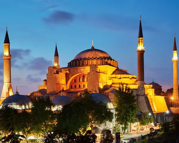 Hagia Sophia nocą, z minaretami oświetlonymi. Ciekawostki o tym zabytku budzą zachwyt.