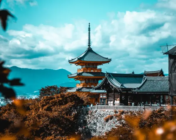 Piękna pagoda i tradycyjne budynki na tle błękitnego nieba. To miejsce pełne jest ciekawostek o Japonii, od architektury po historię.