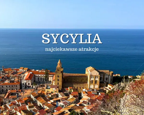 Widok na sycylijskie miasteczko z katedrą i morzem w tle.