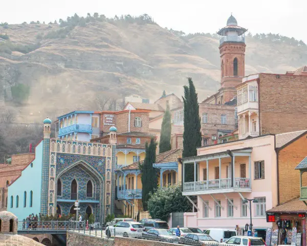 Kolorowe domy z balkonami i ozdobnym meczetem w Tbilisi. Warto zobaczyć to miasto!