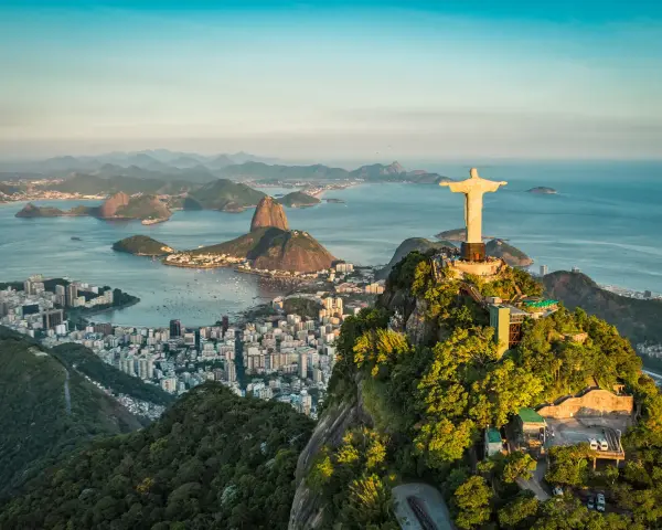 Majestatyczny pomnik Chrystusa Odkupiciela w Rio de Janeiro góruje nad miastem i zatoką.