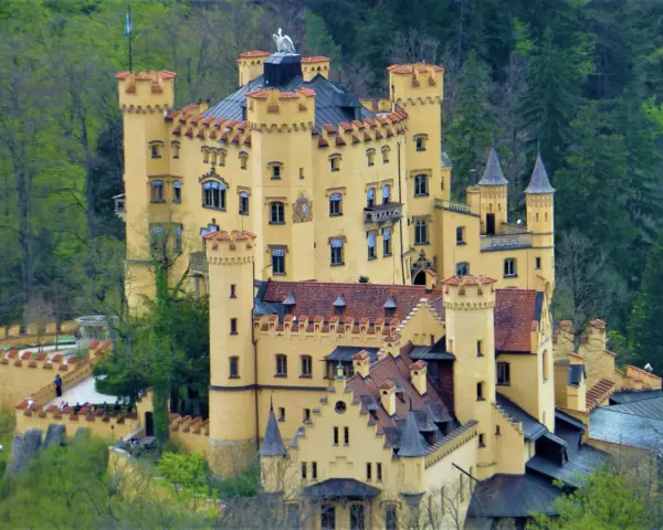 Zamek Hohenschwangau, gdzie dorastał Ludwik II, to bajkowa budowla. Zamek Neuschwanstein ciekawostki: inspiracja dla Disneya.