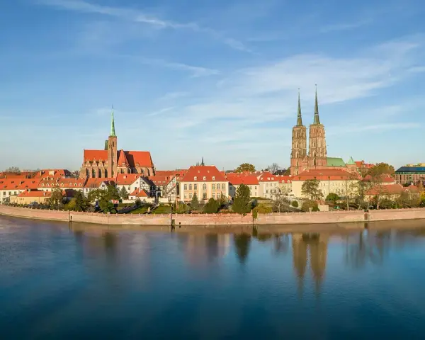 Wrocławskie Ostrów Tumski z katedrą i kościołem Marii Magdaleny, piękne wrocławskie ciekawe miejsca nad Odrą.