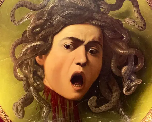 Medusa Caravaggia, jedno z największych dzieł Galerii Uffizi, z przerażeniem w oczach i wężami zamiast włosów.