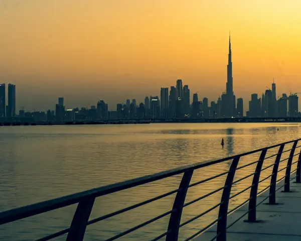 Zachód słońca nad Dubajem. Zjednoczone Emiraty Arabskie ciekawostki: najwyższy budynek świata, Burj Khalifa, góruje nad panoramą miasta.