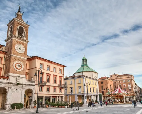 Rynek w Rimini z wieżą zegarową i karuzelą. Czy warto odwiedzić to urokliwe włoskie miasto?