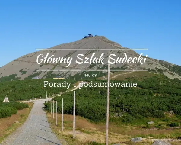 Kamienista ścieżka prowadzi na szczyt góry z budynkiem obserwatorium.