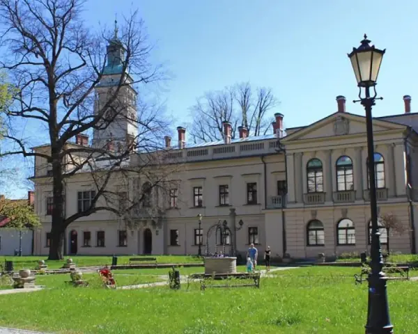 Zamek w Żywcu z wieżą, ogrodem i latarnią.