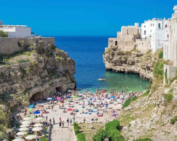 Piękna plaża w Polignano a Mare, idealne miejsce na odpoczynek po podróży z Bari.