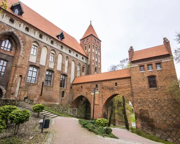 Zamek w Kwidzynie, z jego ceglaną architekturą i charakterystyczną wieżą, kryje wiele ciekawostek.