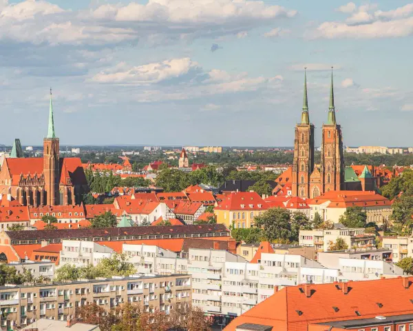 Panorama Wrocławia z katedrami i kamienicami. Idealne miejsce, by zobaczyć wrocław co zobaczyć w 1 dzień.