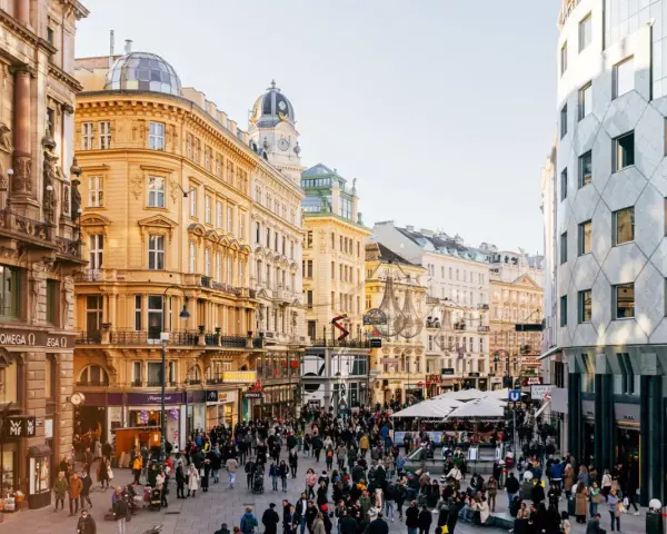 Tętniąca życiem ulica Wiednia, z której słynie z pięknej architektury i tętniącego życiem centrum.