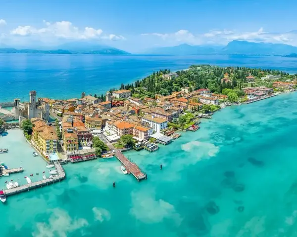 Malownicze miasteczko we Włoszech nad turkusowym jeziorem, idealne miejsce, gdzie do Włoch nad morze? To Sirmione!