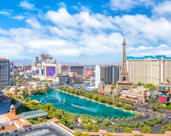 Widok na Las Vegas z Wieżą Eiffla, fontannami i diabelskim młynem. Niezliczone las vegas atrakcje czekają!
