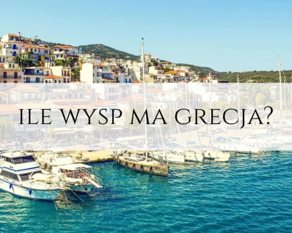 Port z łodziami i żaglówkami, na wzgórzu białe domy. Tekst: "Ile wysp ma Grecja?".