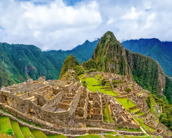 Machu Picchu, jeden z 7 cudów świata, majestatycznie wznosi się wśród zielonych Andów.