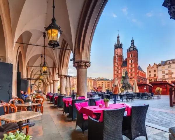 Klimatyczne restauracje Kraków Kazimierz zapraszają pod arkadami, z widokiem na Rynek Główny i Kościół Mariacki.