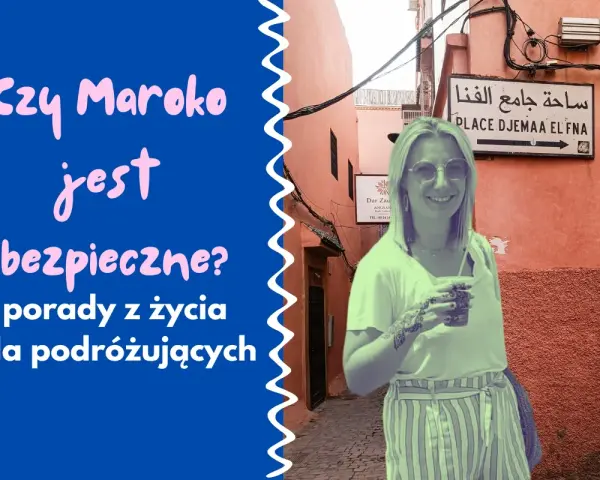 Kobieta w okularach przeciwsłonecznych stoi na tle uliczki w Maroku z napisem "Place Djemaa El Fna".