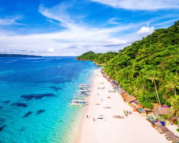 Rajska plaża na Filipinach, turkusowa woda, biały piasek i bujna zieleń. Nawet podczas pory deszczowej Filipiny zachwycają!