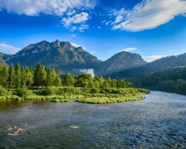 Malowniczy Dunajec w Pieninach. Idealne miejsce, gdzie na wakacje w Polsce, wśród zieleni i gór.
