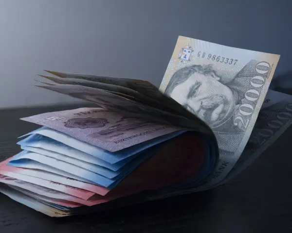 Stos banknotów, w tym 20 000 forintów, sugeruje, że budapeszt jaka waluta to forint węgierski.